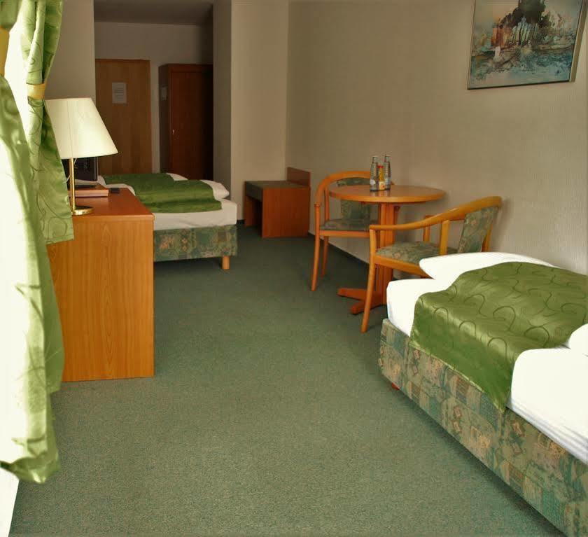 Hotel Abtshof Halberstadt Bagian luar foto