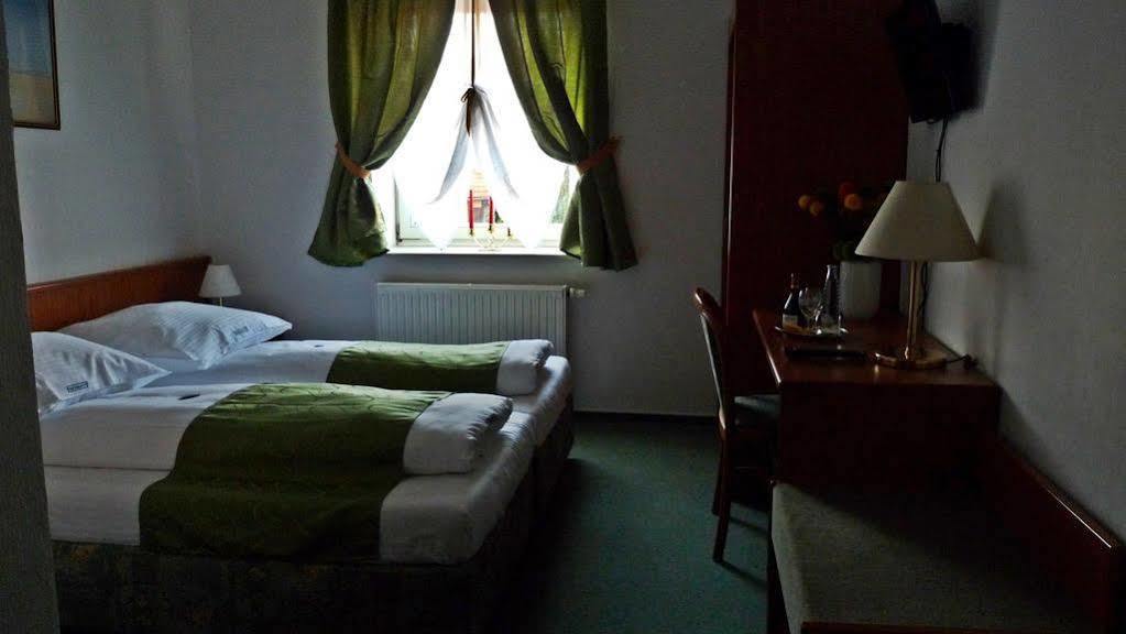 Hotel Abtshof Halberstadt Bagian luar foto