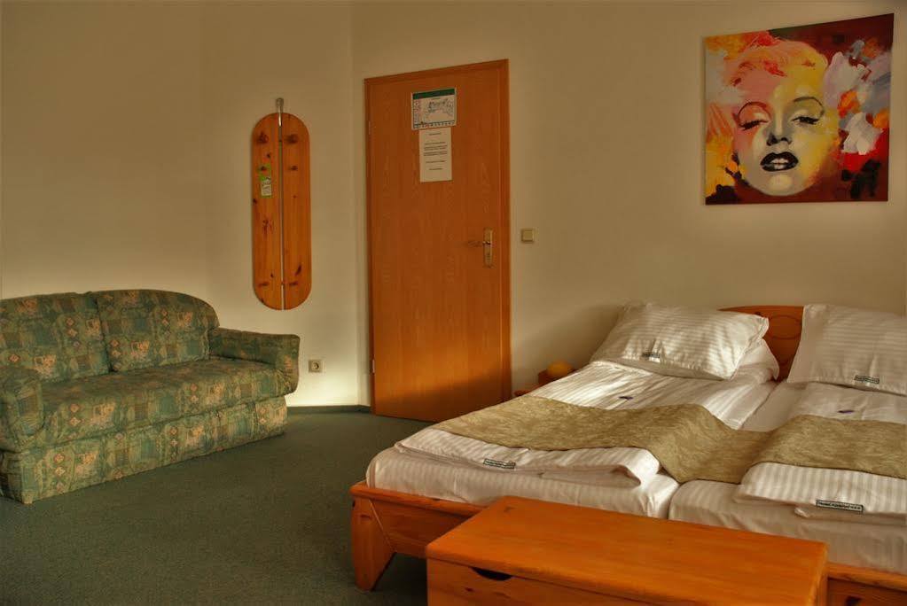 Hotel Abtshof Halberstadt Bagian luar foto